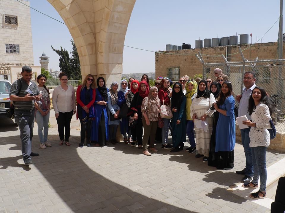  وفد نسائي من بريطانيا و نساء فلسطينيات من مختلف محافظات الوطن يزور مؤسسة أدوار والبلدة القديمة في الخليل
