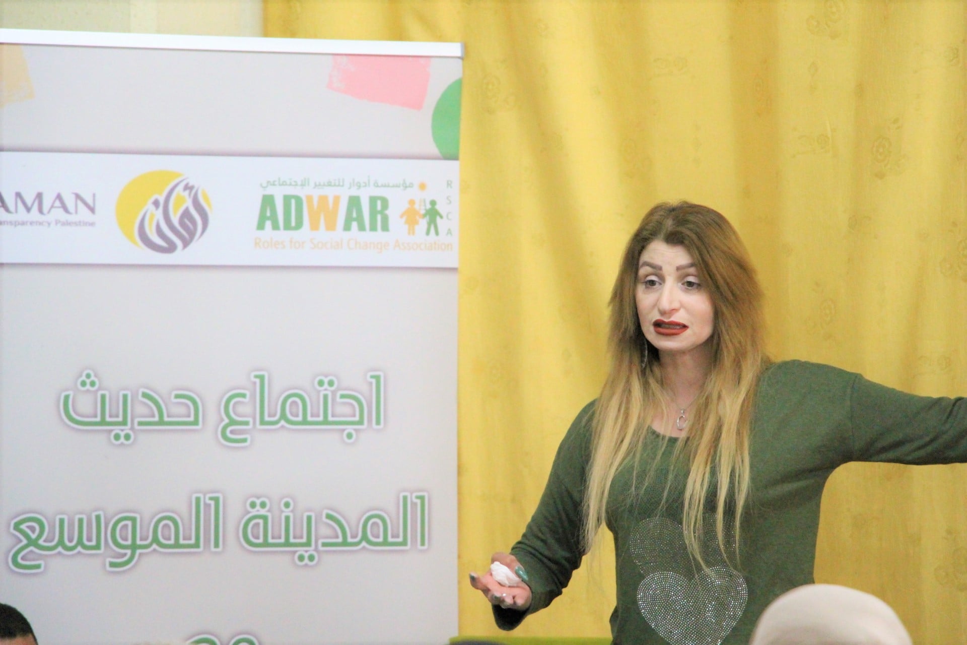  نساء وشابات محافظة الخليل في اجتماع حديث المدينة الموسع